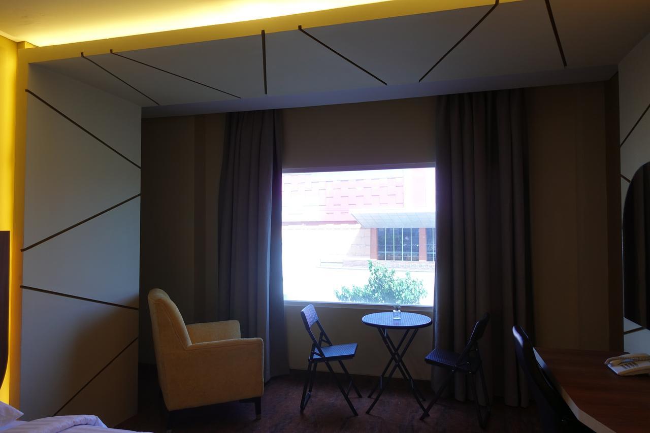 M Hotel Kupang Kupang  Extérieur photo